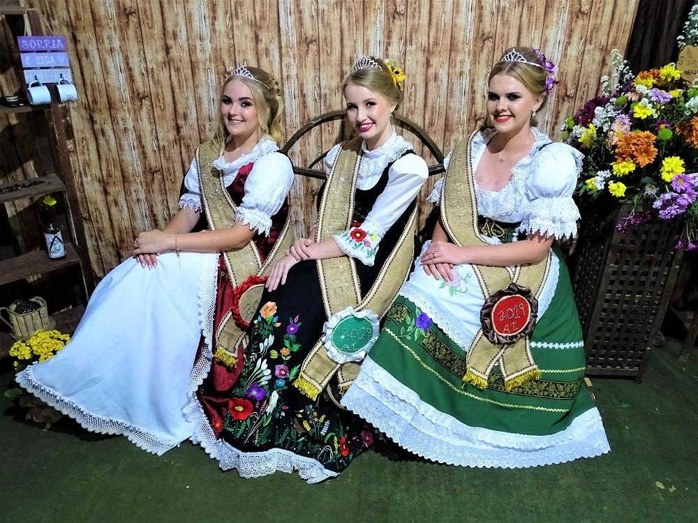 fashion show-the queen-1 a-princess-and-the-2-princess-of-coffee-and-the-king-and-queen-of-a-cafe-kids-and-children-1661967971